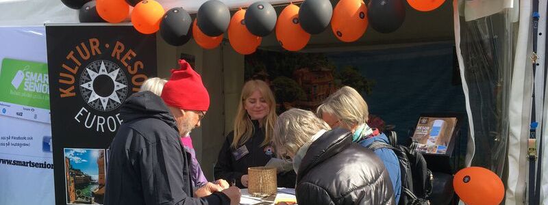 Besökare som tävlar på Seniordagen i Stockholm.